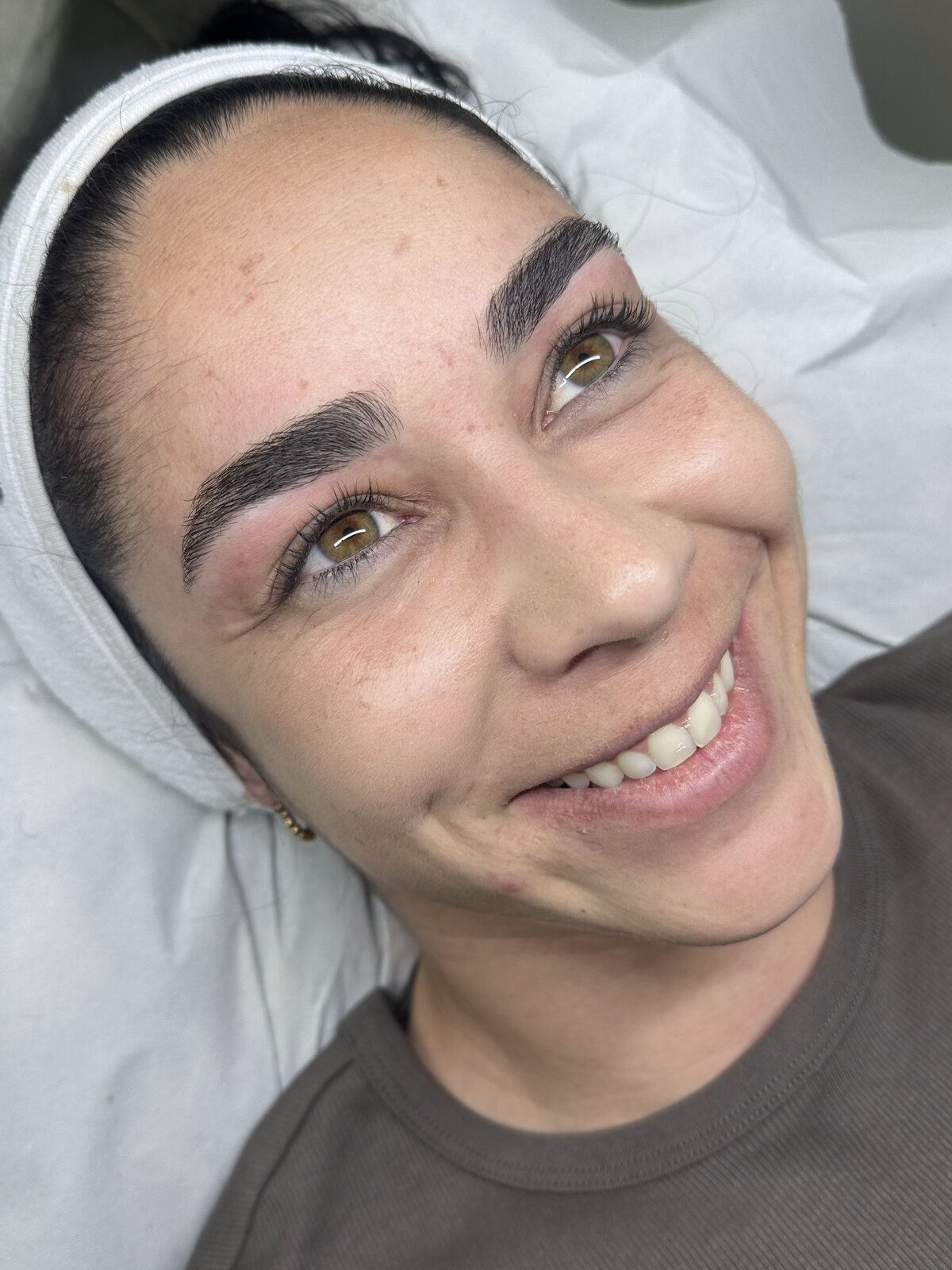 Cliente sorrindo após design de sobrancelhas na Be You Concept Beauty, em Alcabideche