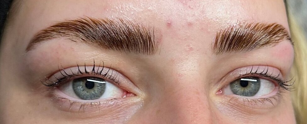 Resultado de Brow Lamination — close-up